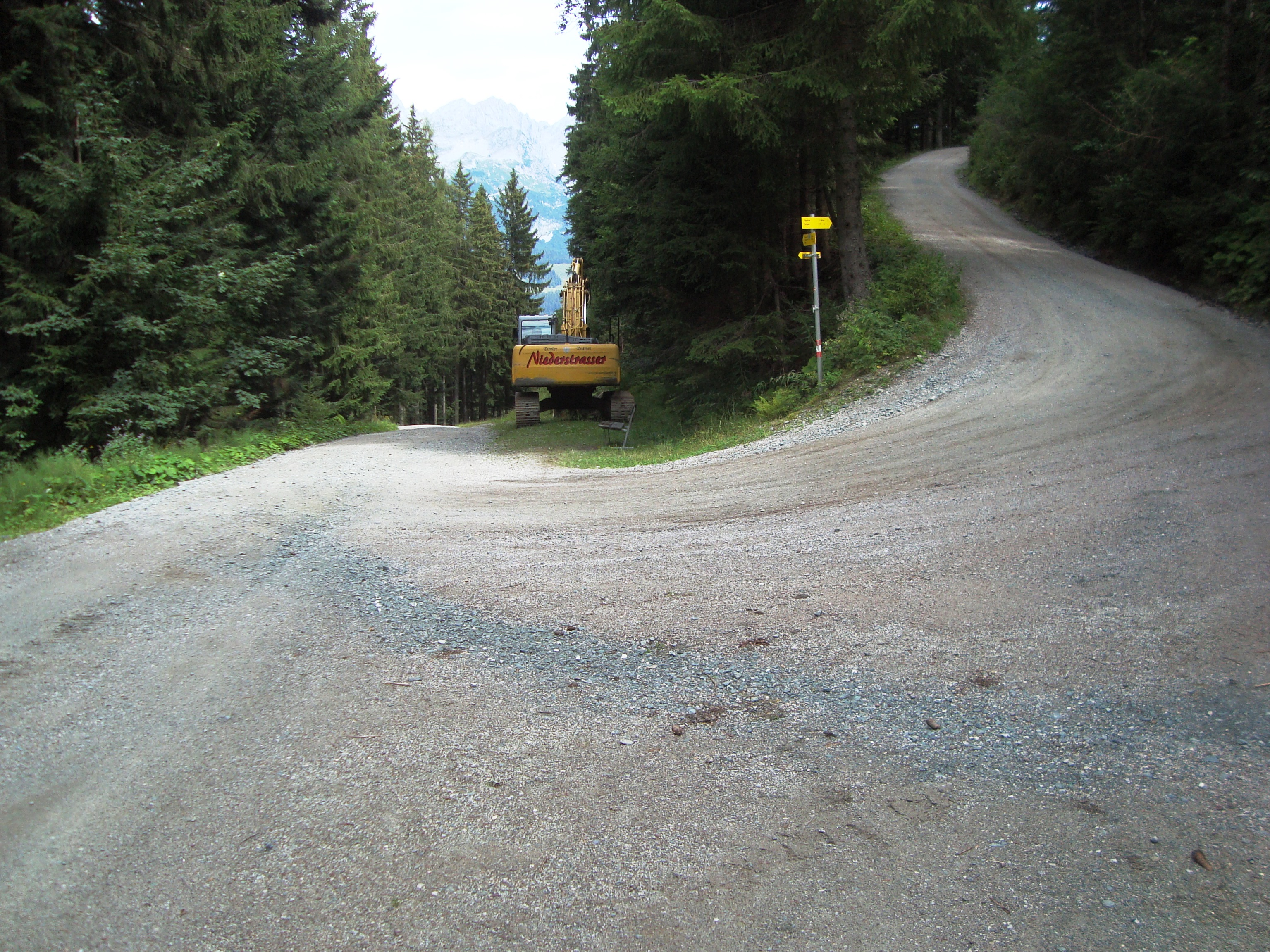Skiweg Schmiedalm Rübezahlalm und Straße Jägerhütte. War für beides immer etwas schmal. Folgt vielleicht in den nächsten Tagen eine Verbreiterung?