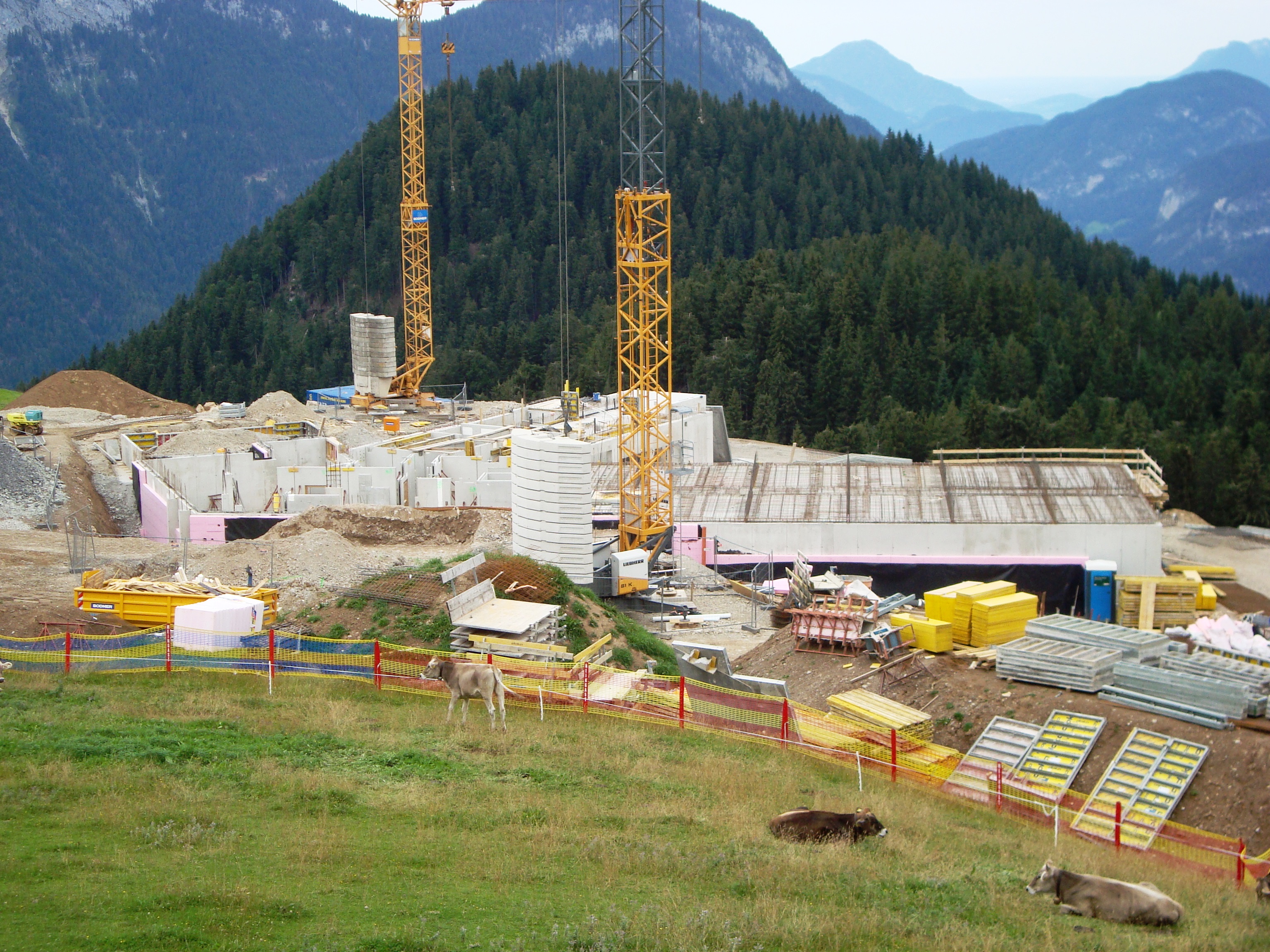 Wenn das das Gasthaus wird ist man mit dem Bau wohl spät dran. Es ist Mitte August und im Dezember sollte man öffnen. Das geht sich wohl nicht mehr aus.