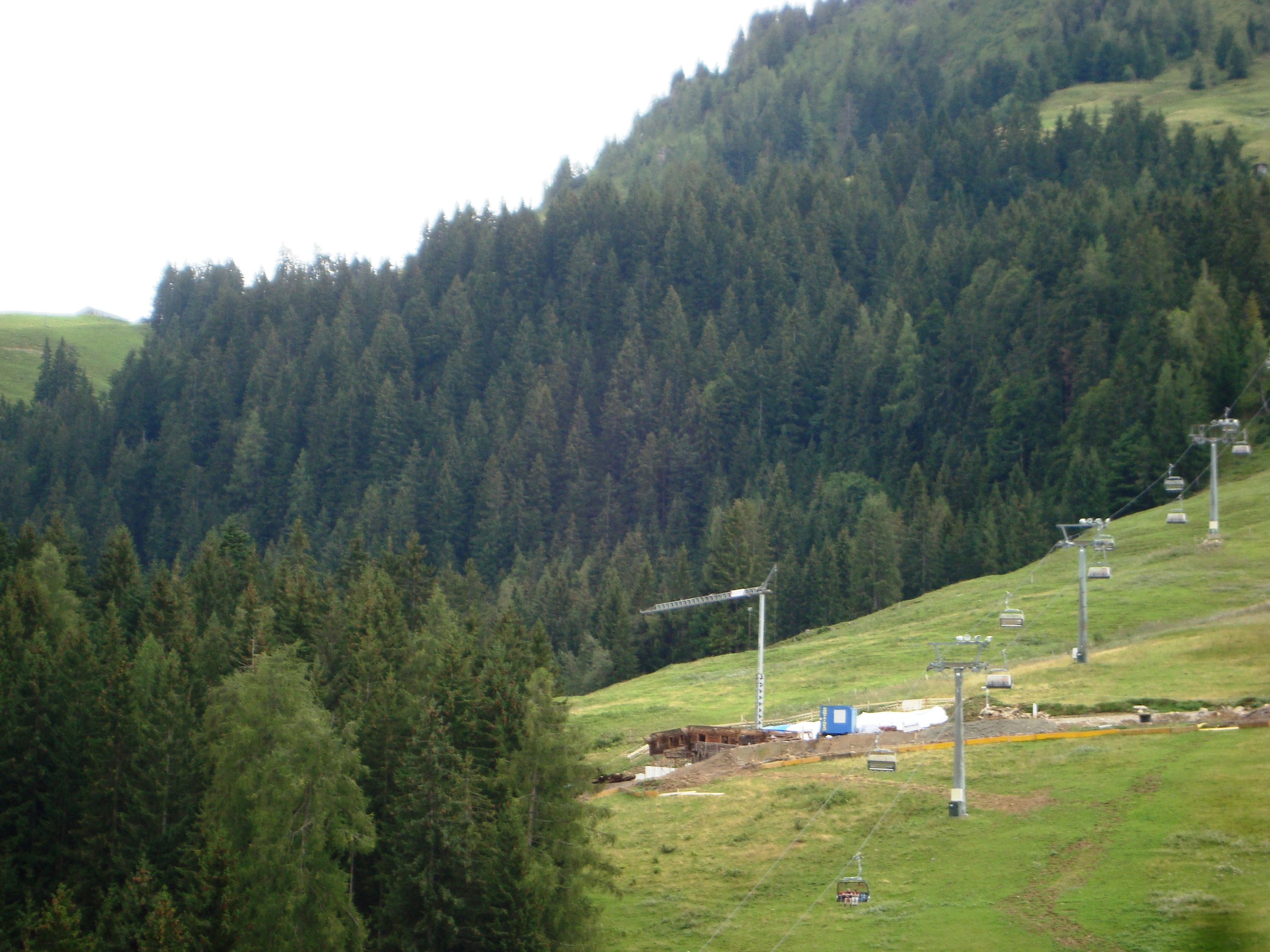 Auch in Söll baut man so ein eigenartiges Gebäude in die ehemalige Keat Rennpiste. Will man an der Hohen Salve keine Skiteams und Rennfahrer mehr haben?