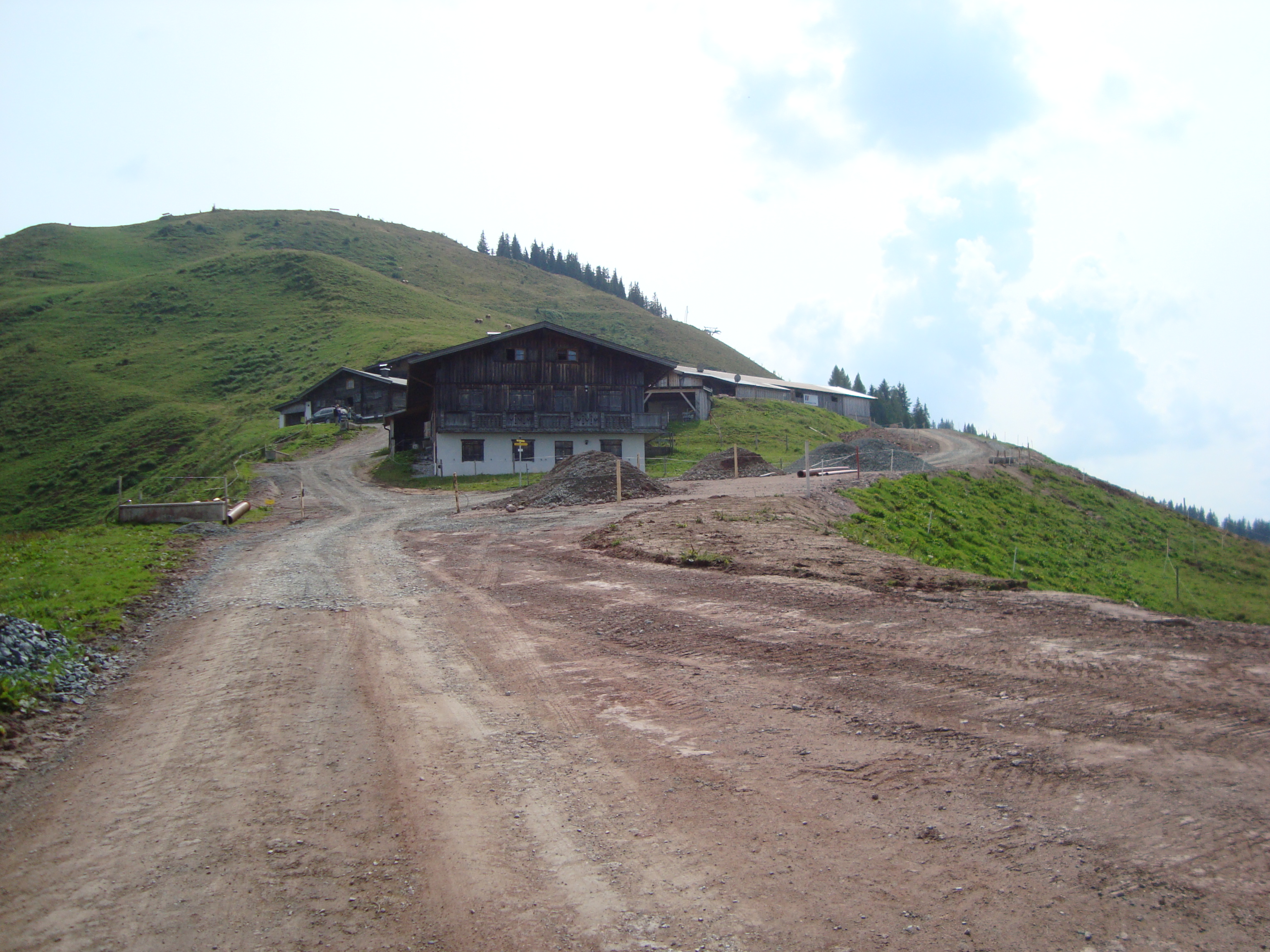 Auch bei der oberen Fleckalm wird die Piste bei der Engstelle etwas verbessert und verbreitert.